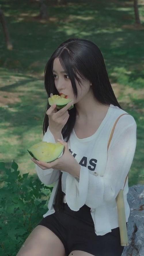 吃瓜美女图,探寻吃瓜美女图背后的时尚魅力
